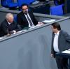 Bundestagspräsident Wolfgang Schäuble (CDU) ermahnt den AfD-Abgeordneten Stephan Brandner anlässlich der Debatte zu 70 Jahre Grundgesetz