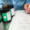 Bevor die Dosen mit den Cannabisblüten den Canify-Standort Leipheim in Richtung Apotheken und Großhandel verlassen können, müssen die einzelnen Schritte aufwendig dokumentiert werden.