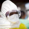 Der Ebola-Ausbruch hat 10.000 Menschen das Leben gekostet. Die Bundesminister Gerd Müller und Hermann Gröhe besuchen das Kriesengebiet.