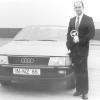 Audi-Vorstandsmitglied Technische Entwicklung Ferdinand Piech im Jahr 1982 mit einem Goldenen Lenkrad in der Hand neben einem Audi 100 C3 Typ 44. 