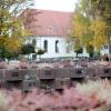 Der Sendener Friedhof bei St. Jodok war Teil einer Untersuchung von Fachleuten. Diese stellten im Bauausschuss vor, wie die Flächen in 30 Jahren aussehen könnten. Von den Zierwänden bei den Urnengräbern waren sie nicht angetan. 	