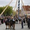 Am 1. Mai werden wieder vielerorts im Landkreis Landsberg die Maibäume aufgestellt. Dieses Archivfoto stammt aus dem Jahr 2017 und zeigt den Dießener Baum.