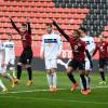 Blicke Richtung Schiedsrichterassistent: Letztlich durften Thomas Keller (links) und Caniggia Elva jubeln und gewannen mit dem FC Ingolstadt mit 1:0 gegen Waldhof Mannheim. 