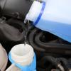 Frostschutz für die Scheibenwaschanlage können Autofahrer problemlos selbst nachfüllen und müssen das nicht die Werkstatt machen lassen.