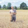 Martin Deisenhofer hofft darauf, seinen Weizen bald dreschen zu können. Der nasse August hat die Ernte bisher immer wieder verzögert. 