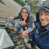 Bei strömendem Regen stiegen Tobias Reich und Caro Niggel am Sonntag aufs Dach der Emmauskirche, um die kaputte Dachluke abzudichten.