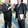 Pfarrer Martin Sigalla (links) dankte Klaus Kienzler für 40 Jahre Engagement in St. Remigius. Foto: Langner