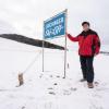 Kurt Pöhler, Betreiber des Skilifts in Laichingen, steht neben einem Schild, das auf den Skilift hinweist. Mangelnder Schnee und strenge Corona-Auflagen erschweren das Geschäft. 