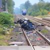 Das Wrack eines Autos liegt auf den Gleisen in der Nähe eines Bahnübergangs in Monzingen. Bei dem Verkehrsunfall sind am Samstag fünf junge Männer ums Leben gekommen.