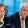 Innenminister Horst Seehofer (rechts) hält an Verfassungsschutz-Chef Hans-Georg Maaßen fest.