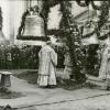 Der Krieg hatte den Biberbachern ihre Kirchenglocken gekostet. Abt Johannes Ruhland von St. Stephan in Augsburg weihte die von den Bürgern gestifteten neuen Glocken am Kirchweih-Sonntag 1949. 
