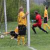 Der Ball beim Schuss von Reimlingens Lucas Baumann klar zum 0:2 hinter der Torlinie. Trotz reklamierten die Akteure des SV Hausen.-Schopflohe.  	