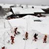 Helfer standen in Südbayern teils vor regelrechten Wänden aus Schnee. Tausende Freiwillige rückten aus ganz Bayern an, um in betroffenen Regionen zu helfen. Einige Landkreise riefen sogar den Katastrophenfall aus. Inzwischen hat sich die Situation dort wieder entspannt.  	