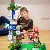 Der achtjährige Leonhard bewies viel Geschick mit seinem Merchinger Maibaum aus Lego. 
