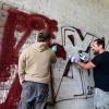 Dieses Graffiti an einer Autobahnunterführung an der A8 zu entfernen ist aufwendig. Der Jugendliche, der dafür verantwortlich ist, bekommt das zu spüren. Neben ihm Sozialarbeiter Tobias Müller. 