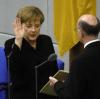 Ganz in Schwarz zur ersten Amtszeit: Am 22. November 2005 – also auf den Tag vor elf Jahren – vereidigte Bundestagspräsident Norbert Lammert die neue Bundeskanzlerin Angela Merkel.