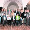 Für ihr zehn- und 20-jähriges Engagement im Ehrenamt der IHK Schwaben wurden im Kloster Thierhaupten 80 Prüferinnen und Prüfer ausgezeichnet. Auf dem Bild die Geehrten aus dem nördlichen Landkreis. Foto: IHK