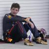 Abgekämpft aber glücklich lehnt sich Weltmeister Max Verstappen an die Garagenwand. Der 24-Jährige feierte in Miami seinen dritten Saisonerfolg. 