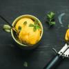 Hier finden Sie ein Thermomix-Rezept für Mango-Sorbet mit Kokoscreme.