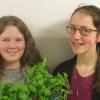 Hannah Wetterich (links) und Leonie Prillwitz haben bei „Jugend forscht“ das Wachstum von Basilikum untersucht.