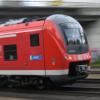 Ein Triebwagen der DB Regio fährt in den Günzburger Bahnhof ein. 