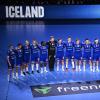 Die Spieler der isländischen Mannschaft haben Aufstellung für die Hymne genommen, wurden dann aber mit falschen Klängen überrascht. 