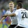 Jerome Boateng (r) tanzt mit Marco Reus nach dessen Tor zum 4:1. Foto: Filip Singer dpa