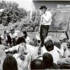 Joseph Beuys auf der Sommertagung 1973 im Garten des Humboldt-Hauses Achberg, Seminar: Kunst im Wirtschaftsbereich.