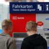 Das Bayern-Ticket der Bahn ist beliebt und praktisch: Für relativ wenig Geld kann man so durch den Freistaat reisen. Doch Betrüger machen damit Kasse. Die Bahn setzt nun verdeckte Ermittler ein.
Symbolbild