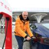 Um seinen blauen Tesla zu laden, fährt Udo Scherber aus Augsburg regelmäßig zur Stromtankstelle nach Zusmarshausen.