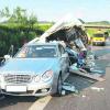 Nichts mehr heil geblieben ist an dem Wohnwagen eines Rentnerehepaars. Ein Lasterfahrer hatte den Anhänger bei Zusmarshausen auf dem Pannenstreifen der Autobahn erfasst. Foto: Polizeidirektion