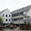 Das neue Wohn- und Geschäftshaus des Bauherrn Thomas Puschak im Aystetter Zentrum ist fertig. Es war anfangs umstritten. 	