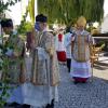 Einzug vor dem Gottesdienst in die Billenhauser Pfarrkirche. Weihbischof Florian Wörner grüßte diejenigen, die nicht in dem renovierten Gotteshaus dem Gottesdienst folgen konnten.  	