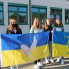 Beim Benefiz-Spendenlauf für die Ukraine an der Maria-Ward-Realschule haben Schülerinnen Flagge gezeigt. Unser Bild zeigt (von links): Hanna Hölzle, Mia Scheifele, Annalena Huber, Laura Salger und Johanna Rampp. 