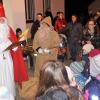 Die Kinder warten beim Aindlinger Adventsmarkt sehnsüchtig auf den Nikolaus. Er kam mit Knecht Ruprecht und verteilte Süßigkeiten.