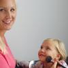 Make-up ist die große Leidenschaft von Susanne Lammer aus Gersthofen. Auch ihre knapp sechsjährige Tochter Sophia lässt sich gerne von ihrer Mutter schminken.