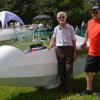 Otto Wagner und Michael Uhl vor einem Segelflugzeug. In Gundelfingen waren am Wochenende hunderte Flugzeugfreunde anzutreffen. 