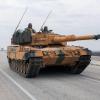 Ein türkischer Panzer vom Typ Leopard 2A4 fährt in der Nähe der syrischen Grenze auf einer Straße: Für deutsche Rüstungsexporte geht es bergab.
