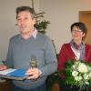 Manfred Schafnitzel bedankte sich an seinem 65. Geburtstag für die Glückwünsche. Seine Frau Maria wurde mit einem Blumenstrauß bedacht. 