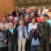 Gut gelaunt stellten sich die Teilnehmer des Klassentreffens zum Gruppenfoto vor dem Gasthof Miller. 	