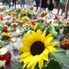 Während viele Menschen am Schauplatz der Messerattacke in Hamburg-Barmbek Blumen niederlegen, streitet die Politik über Abschieberegeln. 	 	