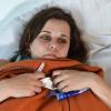 ARCHIV - ILLUSTRATION - Eine junge Frau liegt am 20.06.2014 in Berlin mit Taschentüchern und Nasenspray im Bett. Bei der Krankheit Grippe sollte man sich wirklich ausruhen. Foto: Jens Kalaene - MODEL RELEASED +++(c) dpa - Nachrichten für Kinder+++