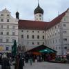 Das Kloster Wettenhausen hat den diesjährigen Adventsmarkt vorwiegend ins Freie verlegt.  
