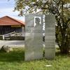 Das 22 Jahre alte Pfitzner-Denkmal in der Seeanlage in Schondorf ist renovierungsbedürftig. Allerdings wird schon seit Längerem auch sein Abbau gefordert. 	 	