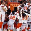In Solidarität mit Quarterback Colin Kaepernick knien Spieler der Cleveland Browns während der US-Nationalhymne. Trump wünsche sich, dass einer dieser "Hurensöhne" gefeuert werde. 