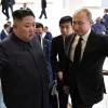 Etwas Distanz war spürbar beim ersten Treffen zwischen dem nordkoreanischen Diktator Kim Jong Un und dem russischen Präsidenten Wladimir Putin.  	 	