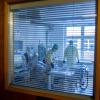 Mediziner und Pfleger versorgen einen an Covid-19 erkrankten Patienten in einem Zimmer des besonders geschützten Teils einer Intensivstation.