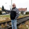Erwin Walter zeigt auf sein Haus in Margertshausen. Nur wenige Meter entfernt verlaufen die Gleise für die Staudenbahn, deren Reaktivierung immer näher rückt. Ende 2018 soll sie fahren.