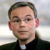 Das Bistum Limburg will Geld von seinem ehemaligen Bischof Franz-Peter Tebartz-van Elst. Die genaue Summe ist bisher noch unklar. 