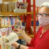 In der Stadtbücherei Senden herrschen strenge Hygieneregeln. Leiterin Christa Reifert zeigt mit Mundschutz die neuen Tonies-Figuren. 	